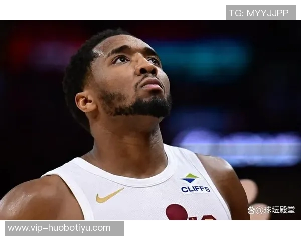 米切尔第三节伤退仅得15分2板2助球迷心痛不已遗憾难忍