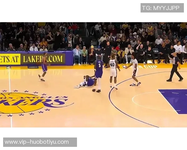 湖人三巨头意外落后马刺20分老詹精彩隔扣引发热议