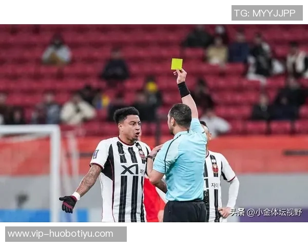张琳芃与林加德场上冲突激烈主裁判果断出示黄牌警告两人