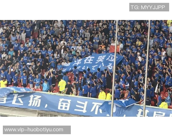 北看台球迷用手电筒拼出冠军奖杯形状为国安加油助威亚冠二国安战麦克阿瑟 北看台球迷用手电筒拼出冠军奖杯形状为国安加油助威亚冠二国安战麦克阿瑟